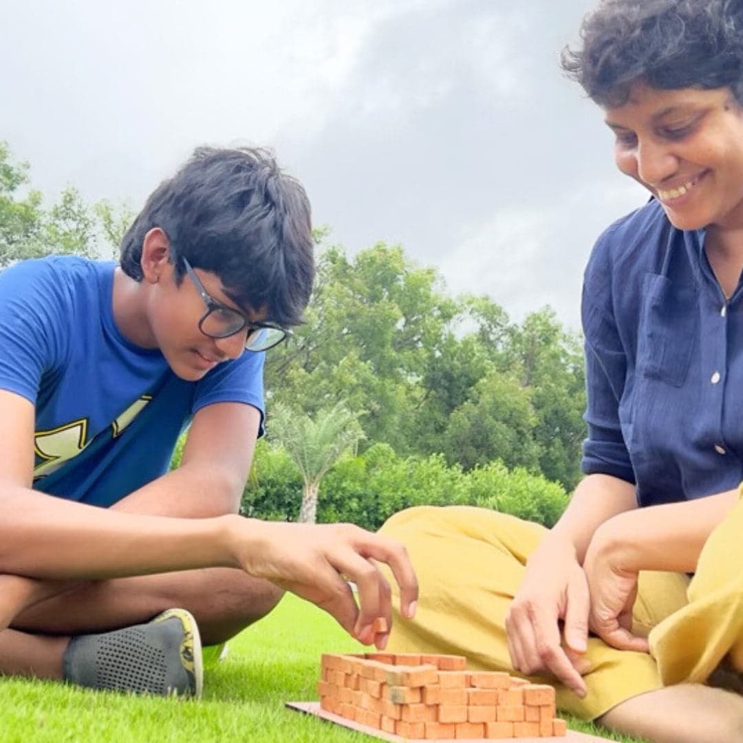 Family activity using the 100 piece miniature bricks kit